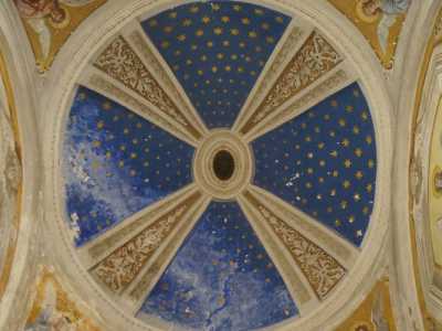 E a ricordarci che qui siamo pur sempre in una chiesa c�� infine una piccola cappella laterale (18), con una volta celeste stellata, raggi dorati e religiosissime immagini di angeli